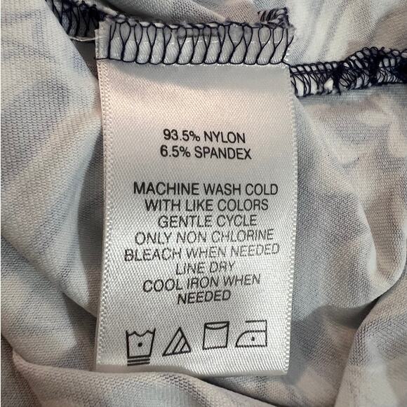 Foxcroft Women's Button-down Shirt in Blue and White Floral Print Size L - Picture 6 of 6